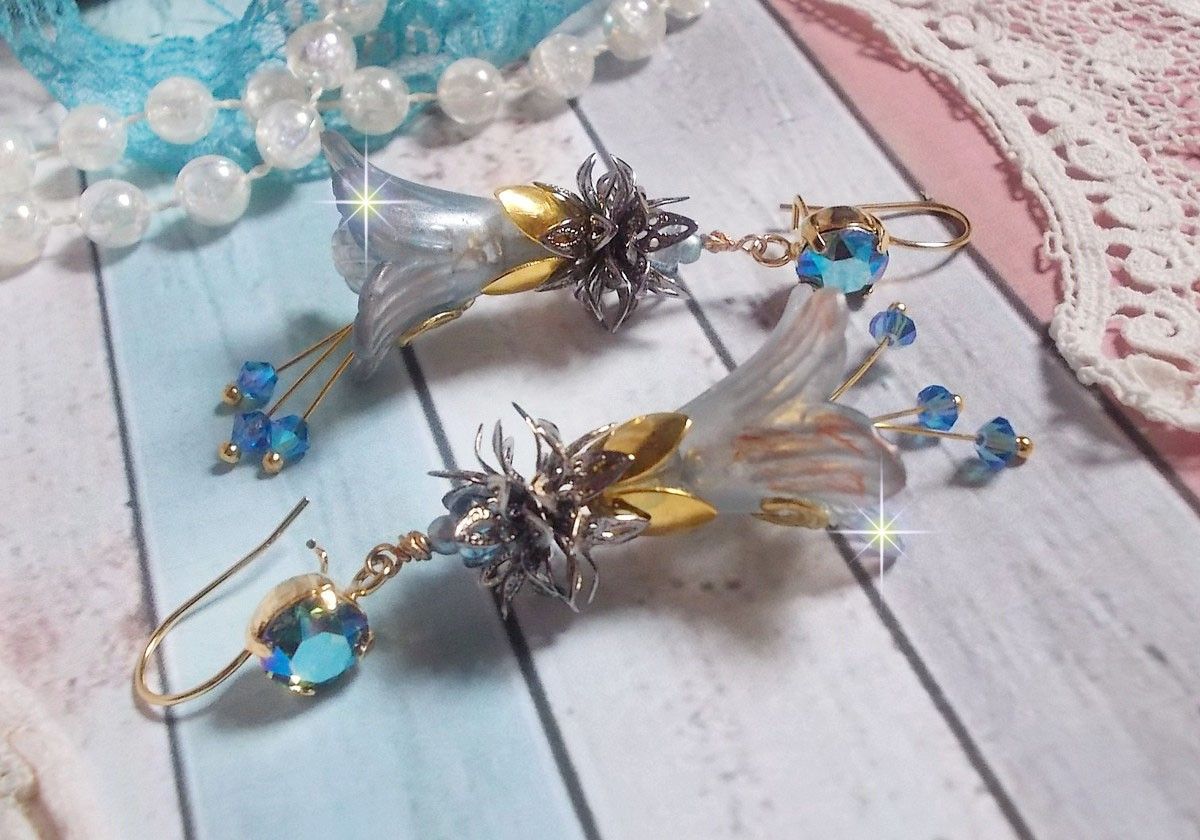 BO Sensations Gold and Blue gemaakt met handgeschilderde trompetbloemen, kristallen, glazen bloemen en vergulde accessoires.