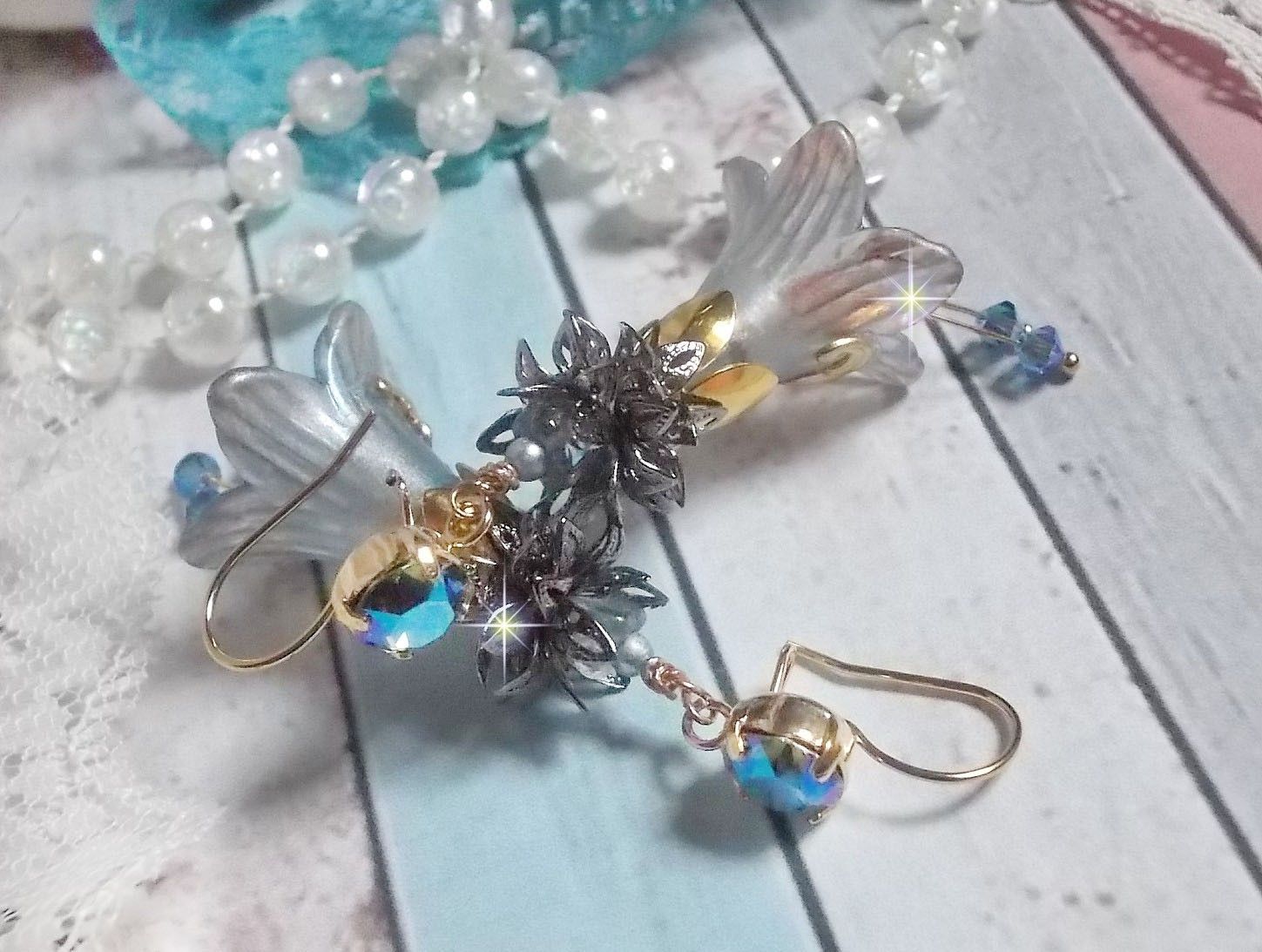 BO Sensations Gold and Blue gemaakt met handgeschilderde trompetbloemen, kristallen, glazen bloemen en vergulde accessoires.