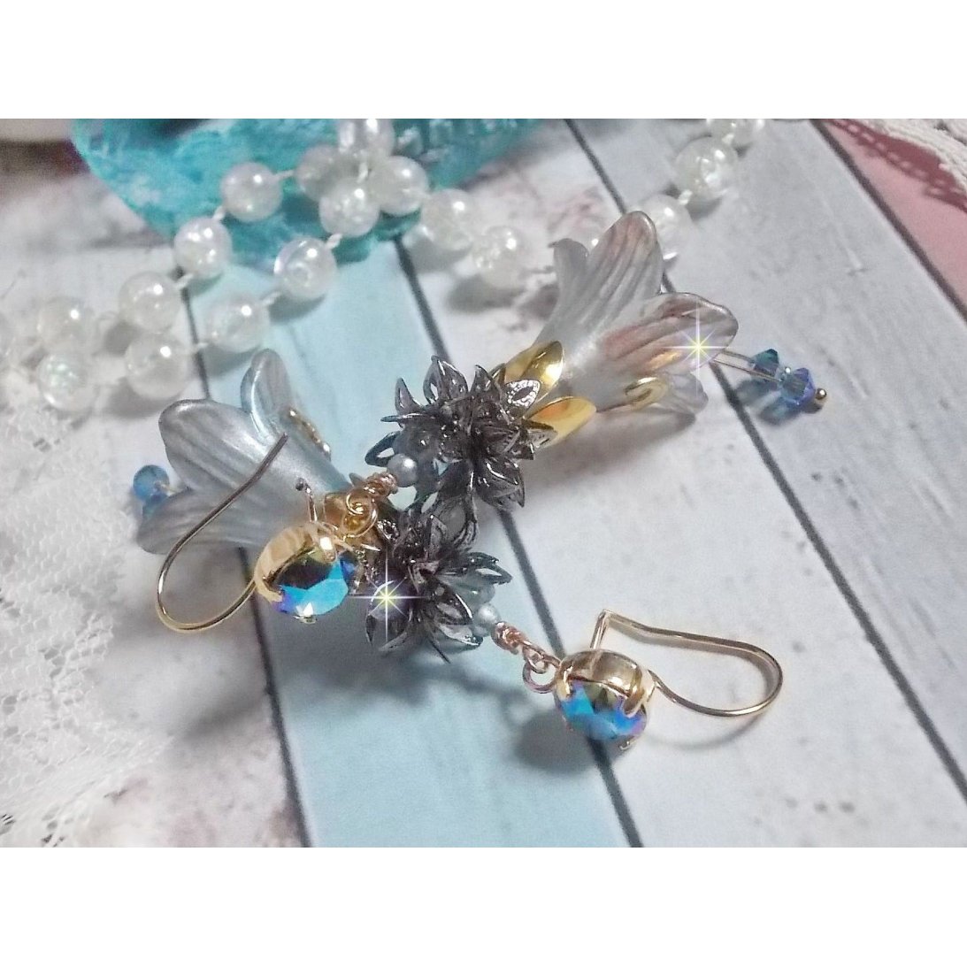 BO Sensations Gold and Blue gemaakt met handgeschilderde trompetbloemen, kristallen, glazen bloemen en vergulde accessoires.