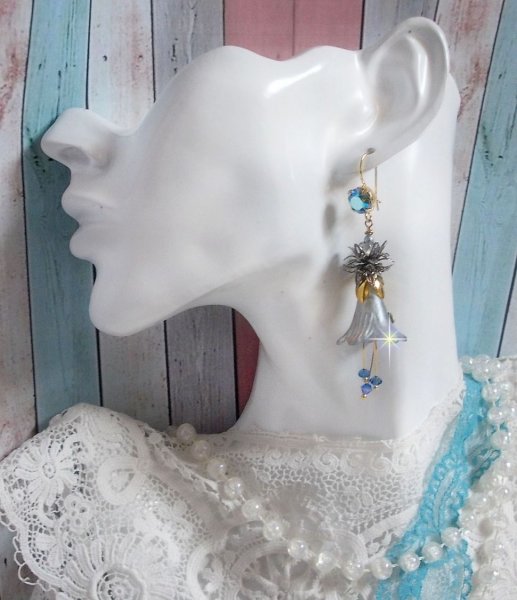 BO Sensations Gold and Blue gemaakt met handgeschilderde trompetbloemen, kristallen, glazen bloemen en vergulde accessoires.