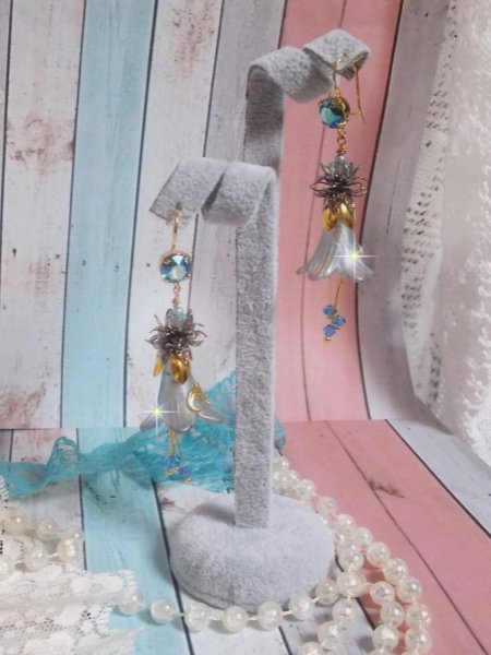 BO Sensations Gold and Blue gemaakt met handgeschilderde trompetbloemen, kristallen, glazen bloemen en vergulde accessoires.