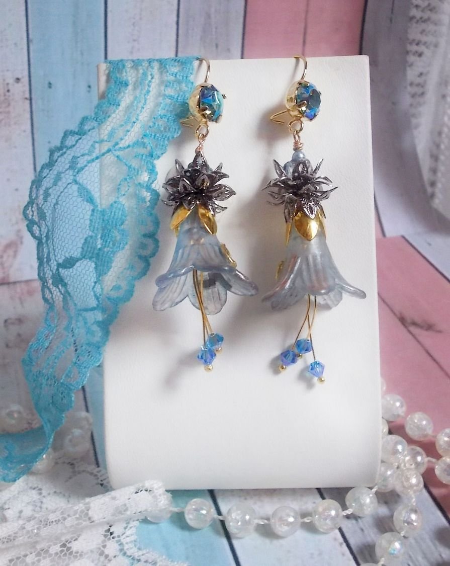 BO Sensations Gold and Blue gemaakt met handgeschilderde trompetbloemen, kristallen, glazen bloemen en vergulde accessoires.