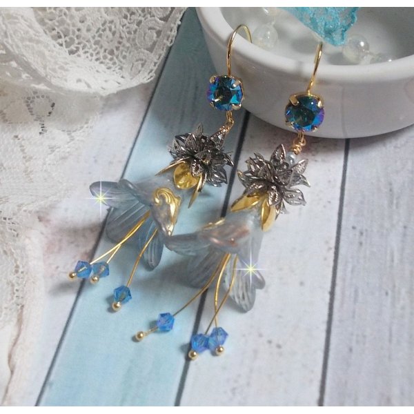BO Sensations Gold and Blue gemaakt met handgeschilderde trompetbloemen, kristallen, glazen bloemen en vergulde accessoires.