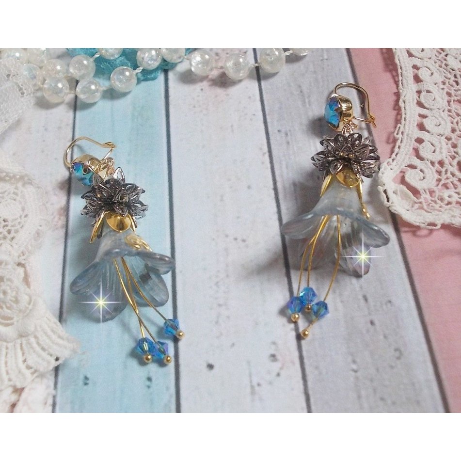 BO Sensations Gold and Blue gemaakt met handgeschilderde trompetbloemen, kristallen, glazen bloemen en vergulde accessoires.