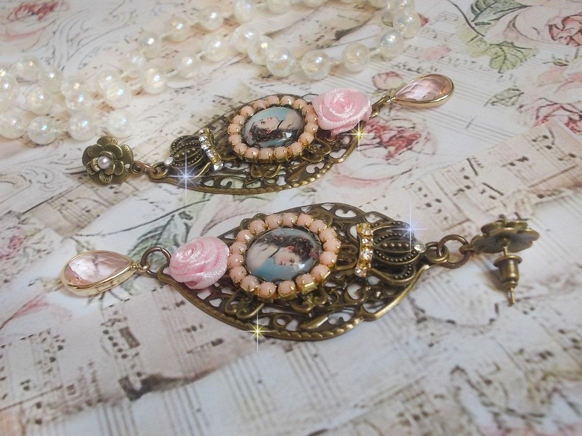 BO Sissi Empress gemaakt met glazen vergrotende cabochons die Sissi Empress voorstellen, kristallen, glazen kralen, kleine bloemen en diverse accessoires in bronskleur.