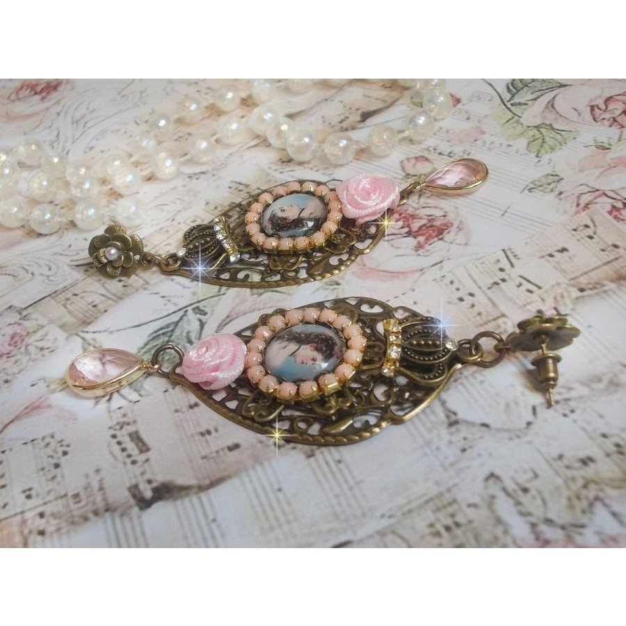 BO Sissi Empress gemaakt met glazen vergrotende cabochons die Sissi Empress voorstellen, kristallen, glazen kralen, kleine bloemen en diverse accessoires in bronskleur.