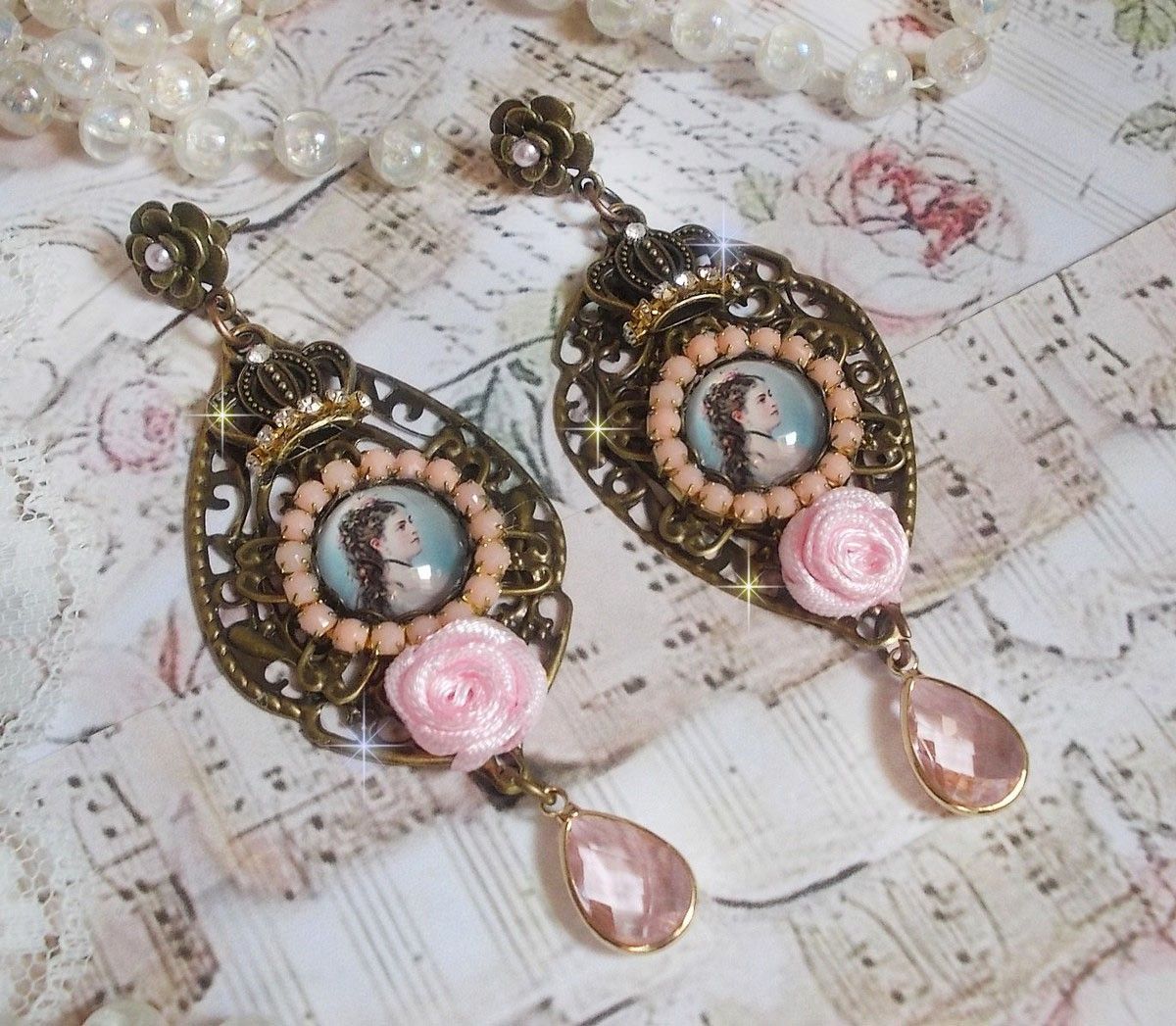 BO Sissi Empress gemaakt met glazen vergrotende cabochons die Sissi Empress voorstellen, kristallen, glazen kralen, kleine bloemen en diverse accessoires in bronskleur.