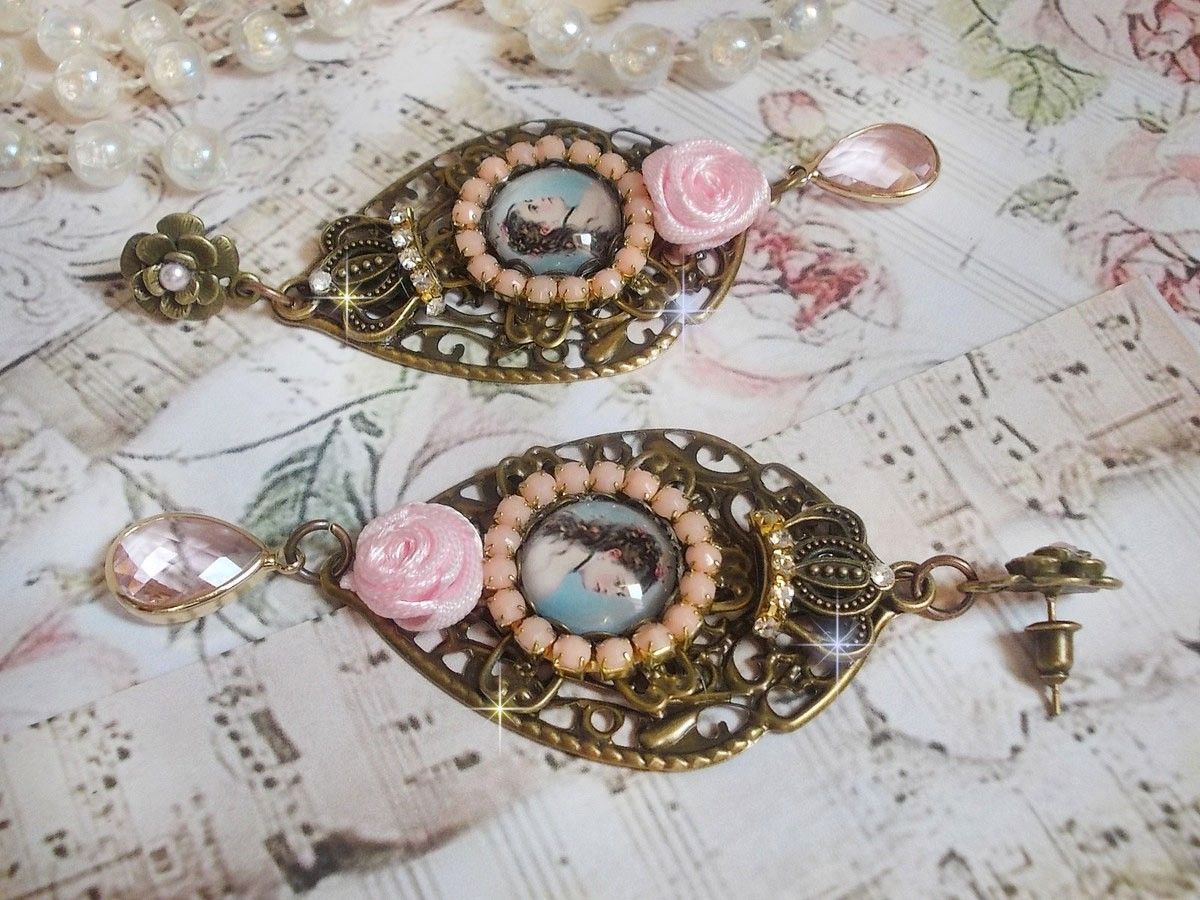 BO Sissi Empress gemaakt met glazen vergrotende cabochons die Sissi Empress voorstellen, kristallen, glazen kralen, kleine bloemen en diverse accessoires in bronskleur.