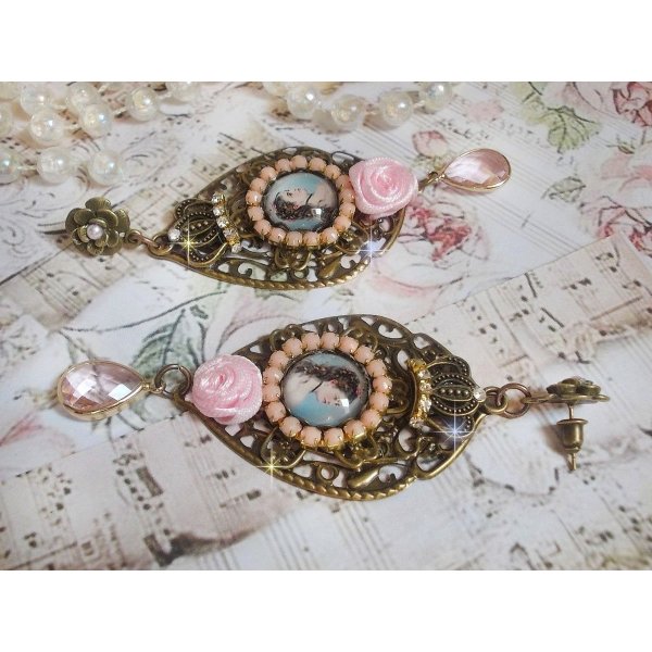 BO Sissi Empress gemaakt met glazen vergrotende cabochons die Sissi Empress voorstellen, kristallen, glazen kralen, kleine bloemen en diverse accessoires in bronskleur.