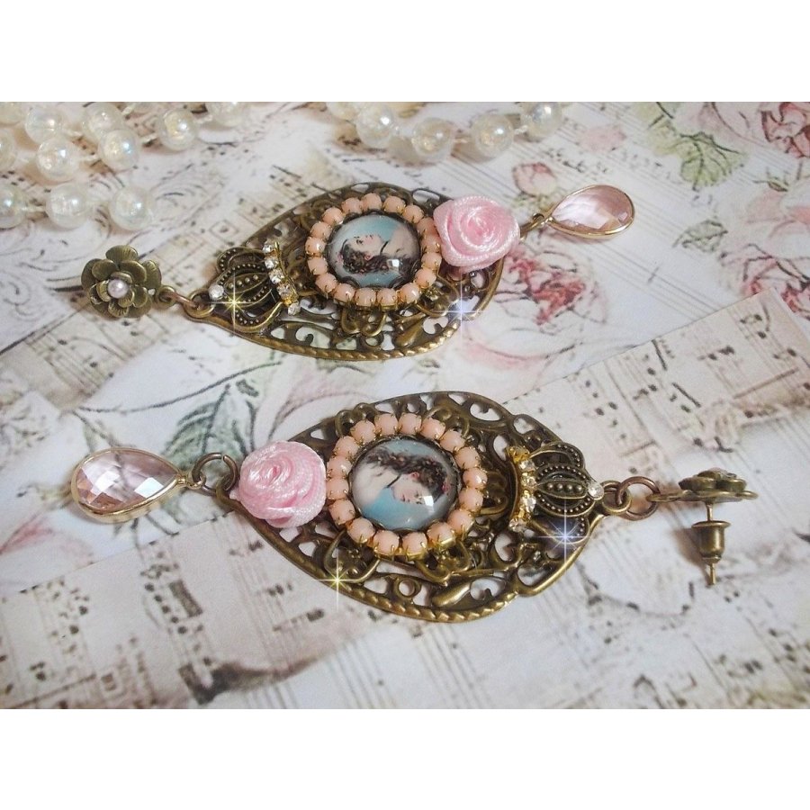 BO Sissi Empress gemaakt met glazen vergrotende cabochons die Sissi Empress voorstellen, kristallen, glazen kralen, kleine bloemen en diverse accessoires in bronskleur.