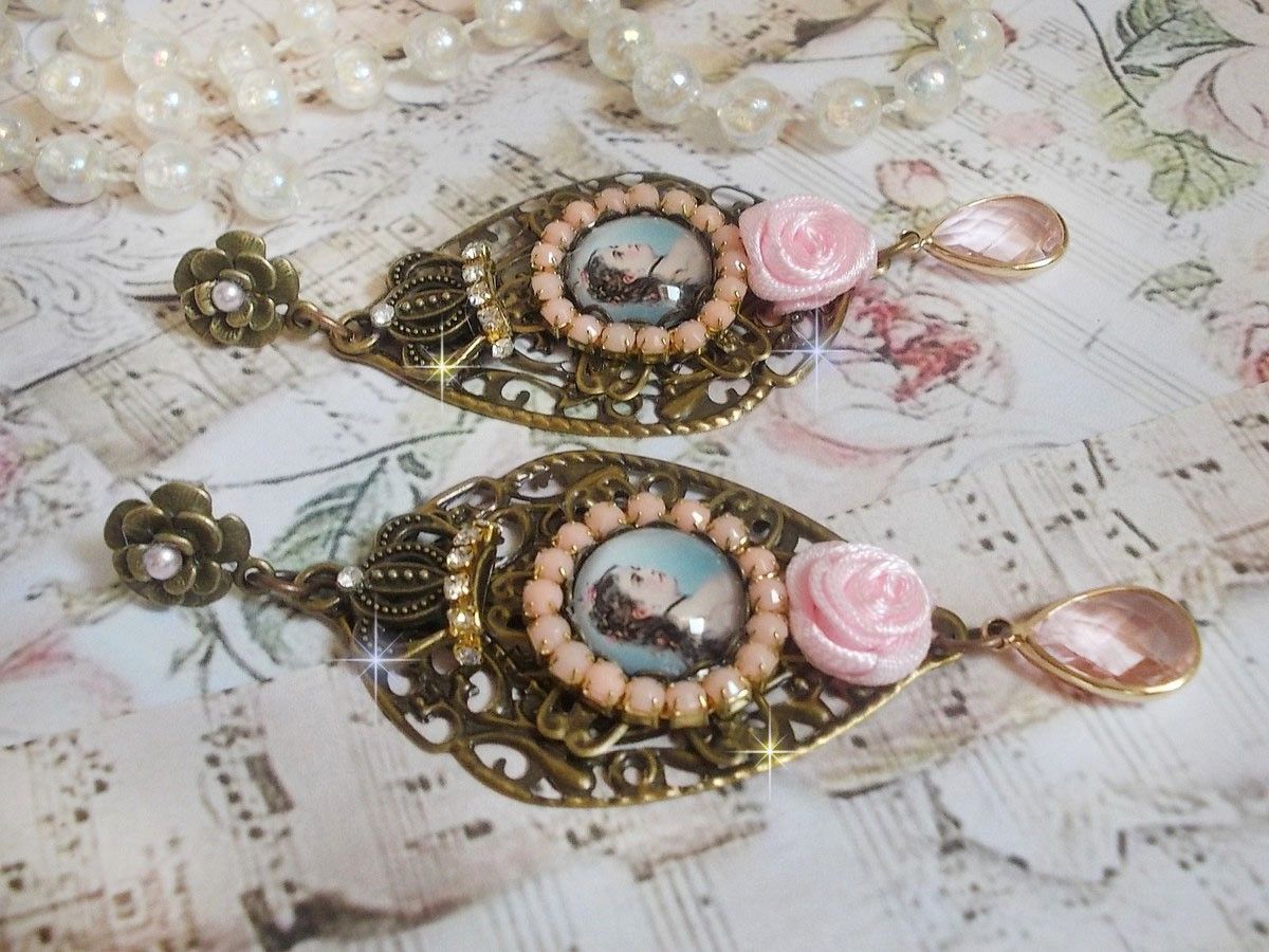 BO Sissi Empress gemaakt met glazen vergrotende cabochons die Sissi Empress voorstellen, kristallen, glazen kralen, kleine bloemen en diverse accessoires in bronskleur.