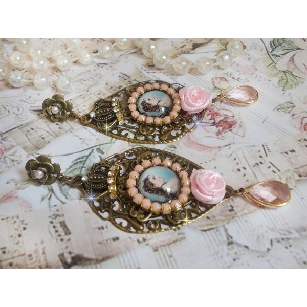 BO Sissi Empress gemaakt met glazen vergrotende cabochons die Sissi Empress voorstellen, kristallen, glazen kralen, kleine bloemen en diverse accessoires in bronskleur.