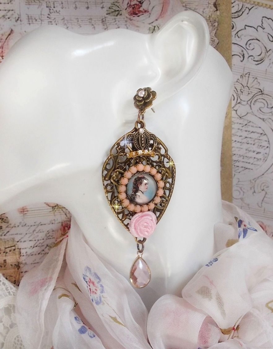 BO Sissi Empress gemaakt met glazen vergrotende cabochons die Sissi Empress voorstellen, kristallen, glazen kralen, kleine bloemen en diverse accessoires in bronskleur.