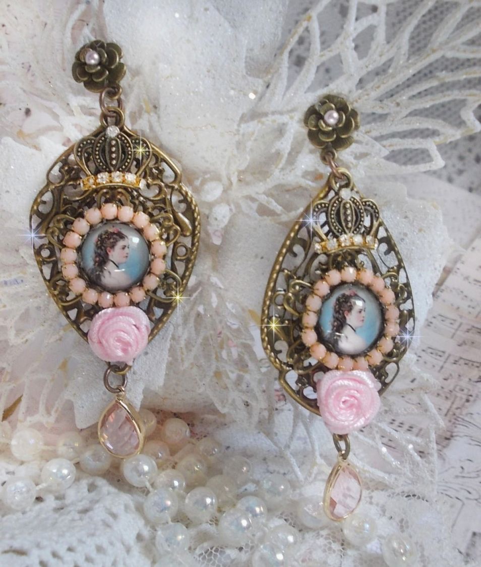 BO Sissi Empress gemaakt met glazen vergrotende cabochons die Sissi Empress voorstellen, kristallen, glazen kralen, kleine bloemen en diverse accessoires in bronskleur.
