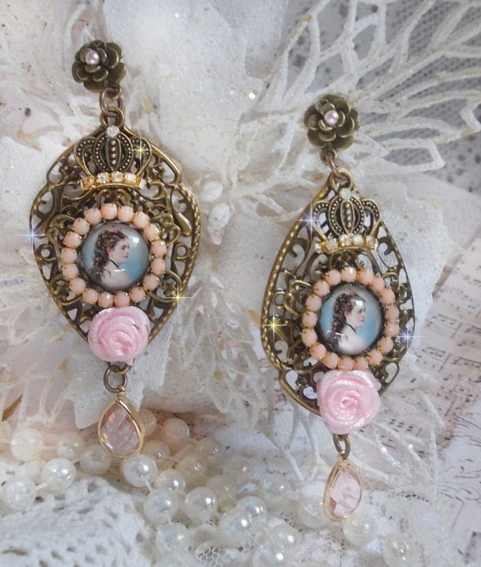 BO Sissi Empress gemaakt met glazen vergrotende cabochons die Sissi Empress voorstellen, kristallen, glazen kralen, kleine bloemen en diverse accessoires in bronskleur.
