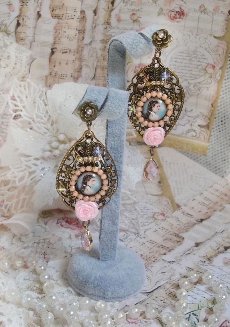 BO Sissi Empress gemaakt met glazen vergrotende cabochons die Sissi Empress voorstellen, kristallen, glazen kralen, kleine bloemen en diverse accessoires in bronskleur.