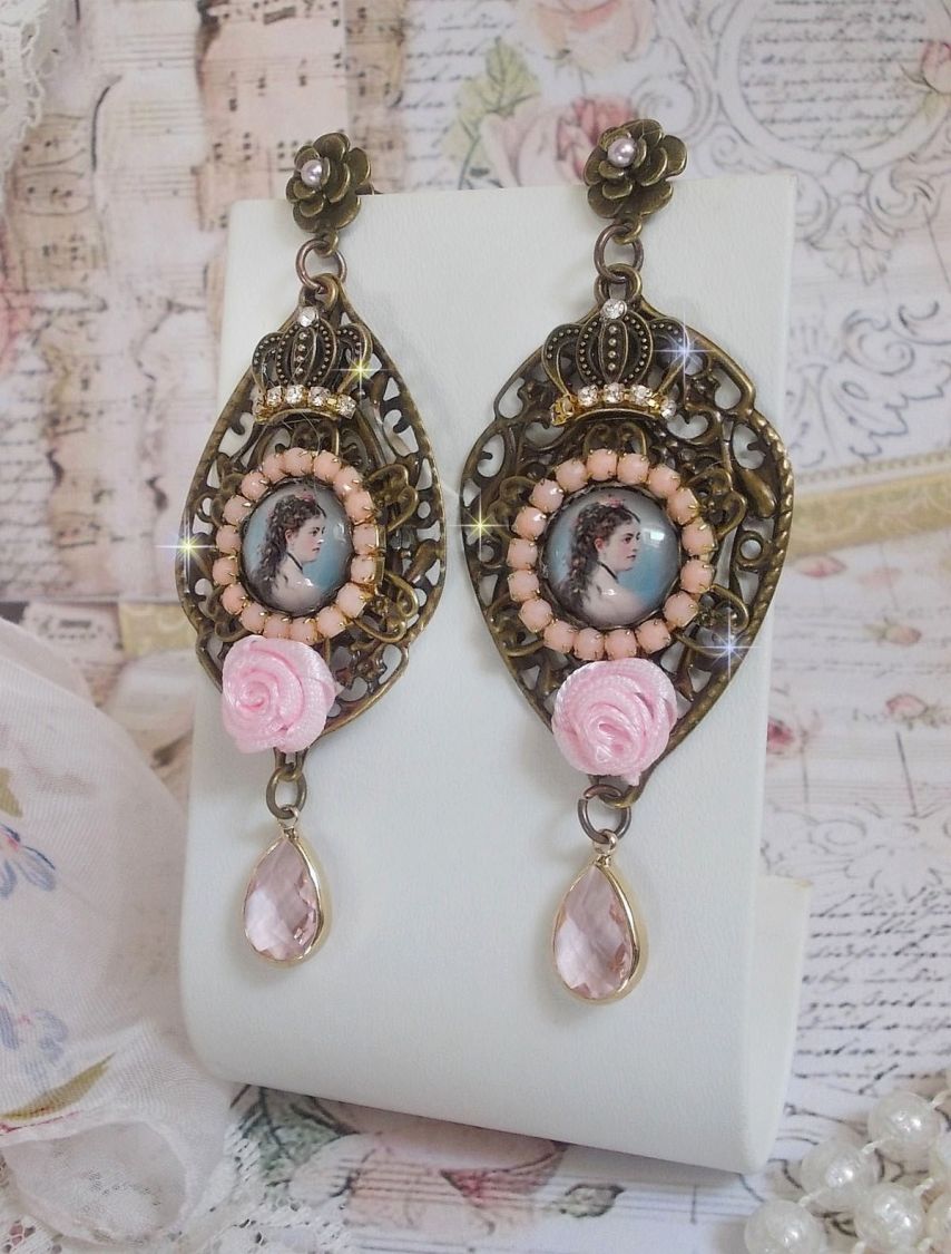BO Sissi Empress gemaakt met glazen vergrotende cabochons die Sissi Empress voorstellen, kristallen, glazen kralen, kleine bloemen en diverse accessoires in bronskleur.