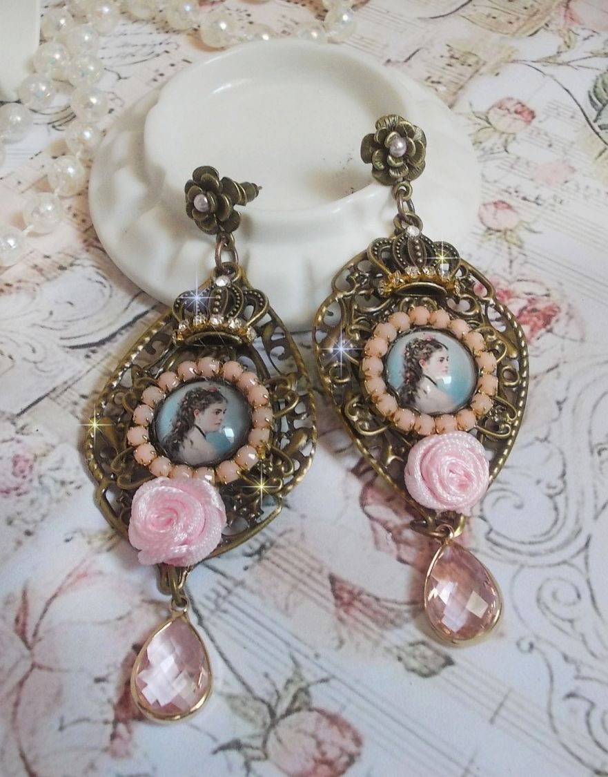 BO Sissi Empress gemaakt met glazen vergrotende cabochons die Sissi Empress voorstellen, kristallen, glazen kralen, kleine bloemen en diverse accessoires in bronskleur.