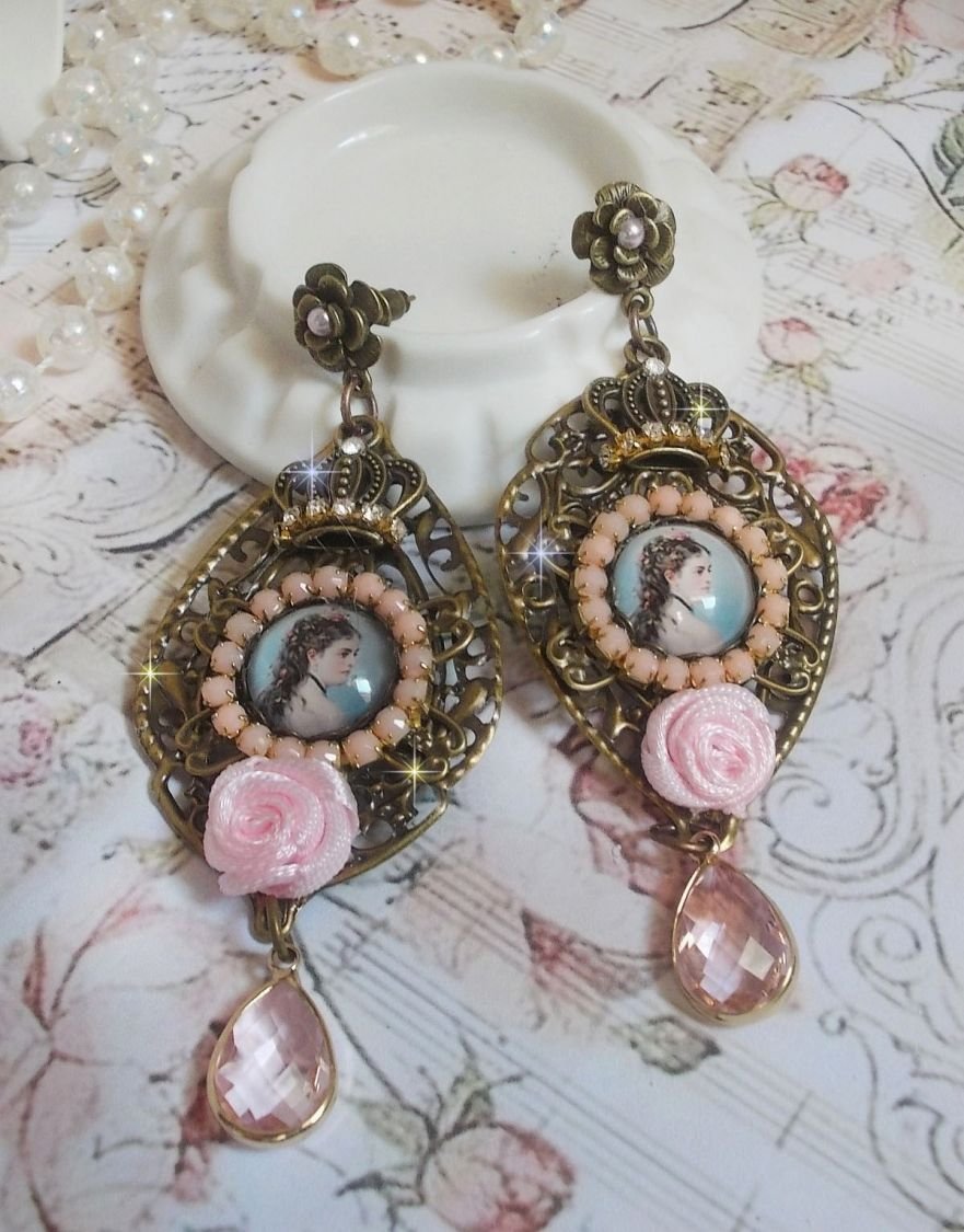 BO Sissi Empress gemaakt met glazen vergrotende cabochons die Sissi Empress voorstellen, kristallen, glazen kralen, kleine bloemen en diverse accessoires in bronskleur.