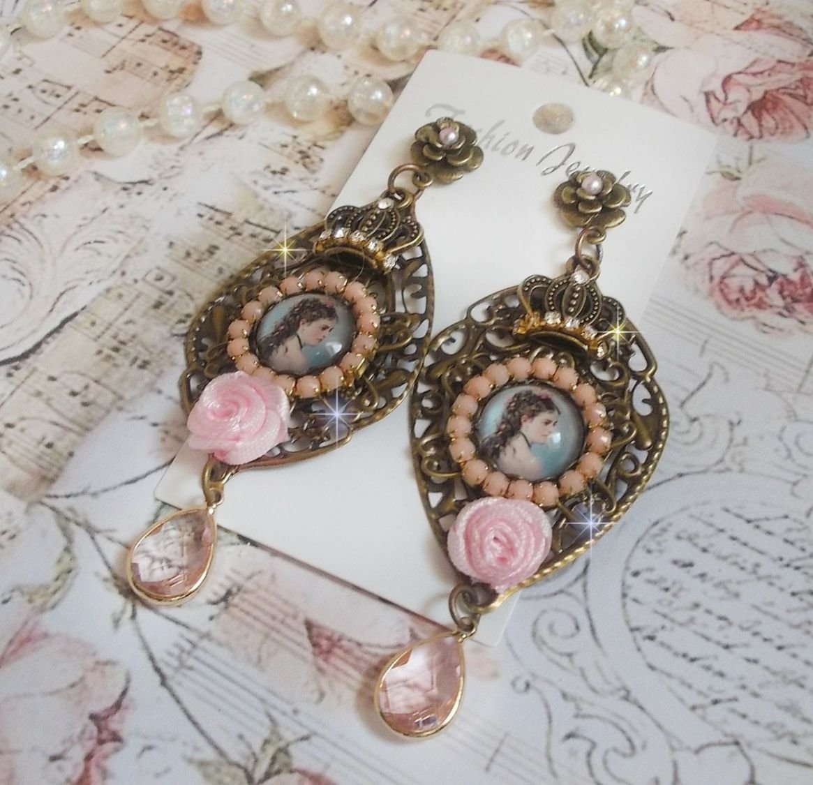 BO Sissi Empress gemaakt met glazen vergrotende cabochons die Sissi Empress voorstellen, kristallen, glazen kralen, kleine bloemen en diverse accessoires in bronskleur.