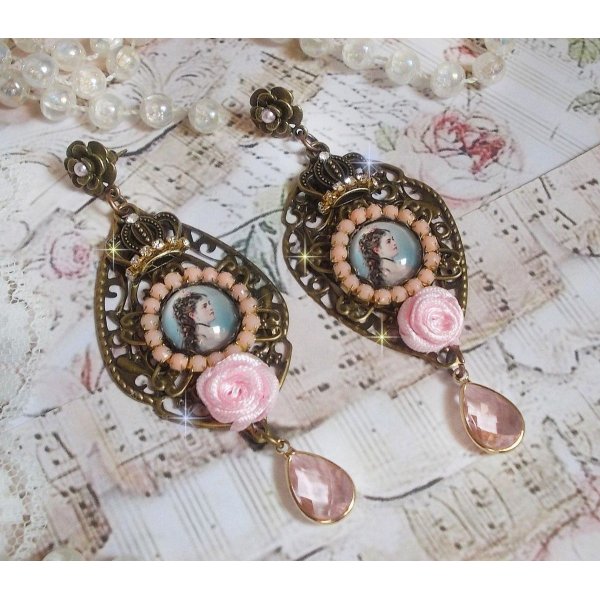 BO Sissi Empress gemaakt met glazen vergrotende cabochons die Sissi Empress voorstellen, kristallen, glazen kralen, kleine bloemen en diverse accessoires in bronskleur.