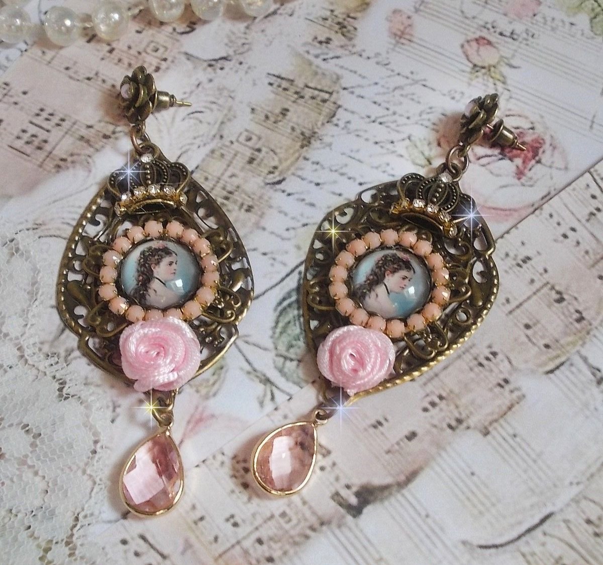 BO Sissi Empress gemaakt met glazen vergrotende cabochons die Sissi Empress voorstellen, kristallen, glazen kralen, kleine bloemen en diverse accessoires in bronskleur.