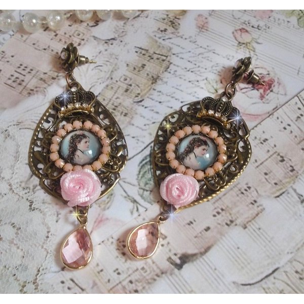 BO Sissi Empress gemaakt met glazen vergrotende cabochons die Sissi Empress voorstellen, kristallen, glazen kralen, kleine bloemen en diverse accessoires in bronskleur.