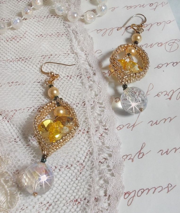 BO Bo'Soleil gemonteerd met Swarovski kristallen harten, gouden parels en 14 karaat gouden oorhaken.