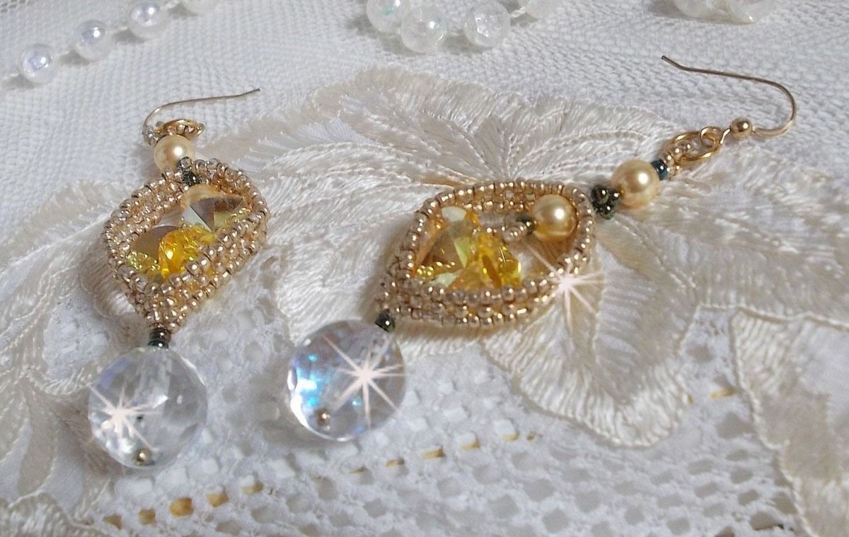 BO Bo'Soleil gemonteerd met Swarovski kristallen harten, gouden parels en 14 karaat gouden oorhaken.