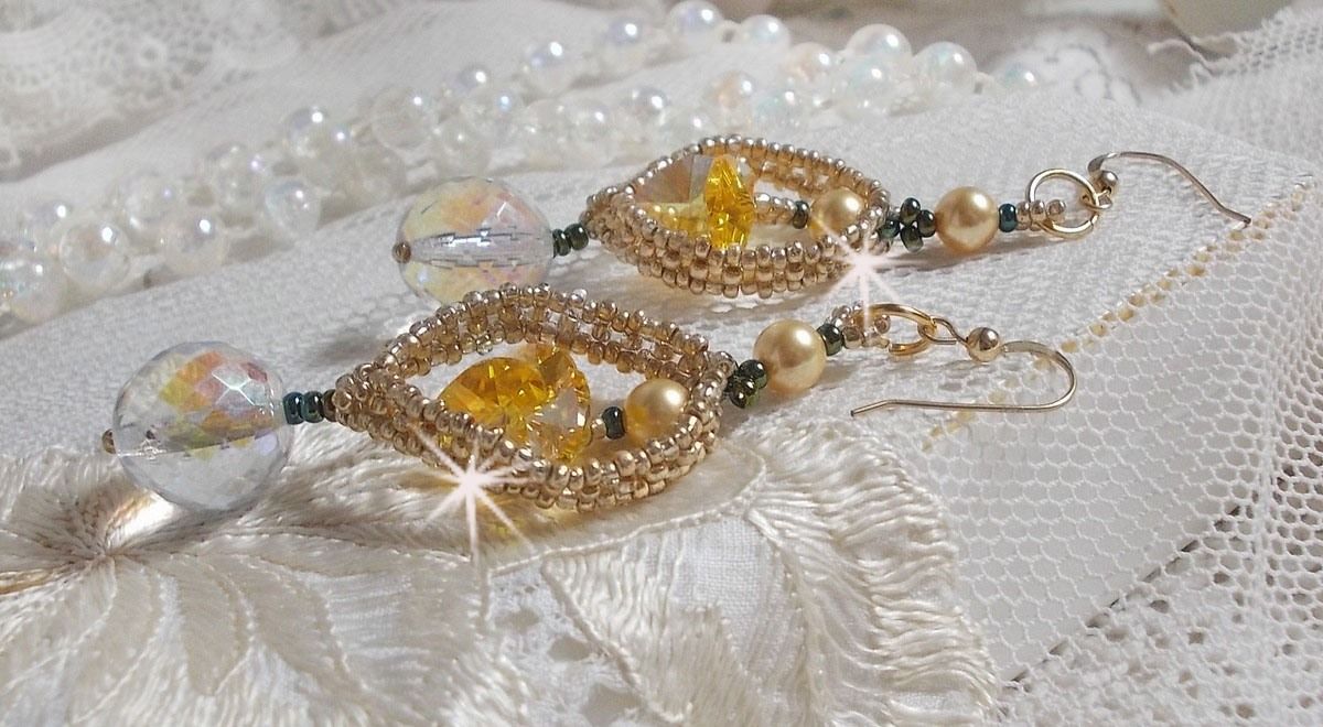 BO Bo'Soleil gemonteerd met Swarovski kristallen harten, gouden parels en 14 karaat gouden oorhaken.