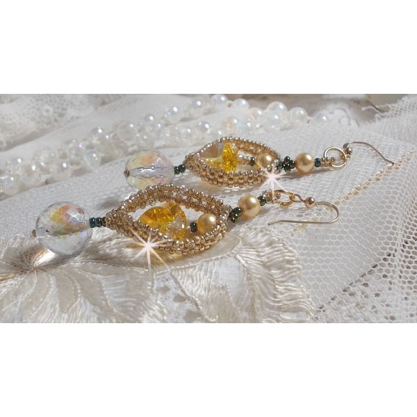BO Bo'Soleil gemonteerd met Swarovski kristallen harten, gouden parels en 14 karaat gouden oorhaken.