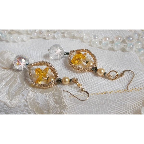 BO Bo'Soleil gemonteerd met Swarovski kristallen harten, gouden parels en 14 karaat gouden oorhaken.