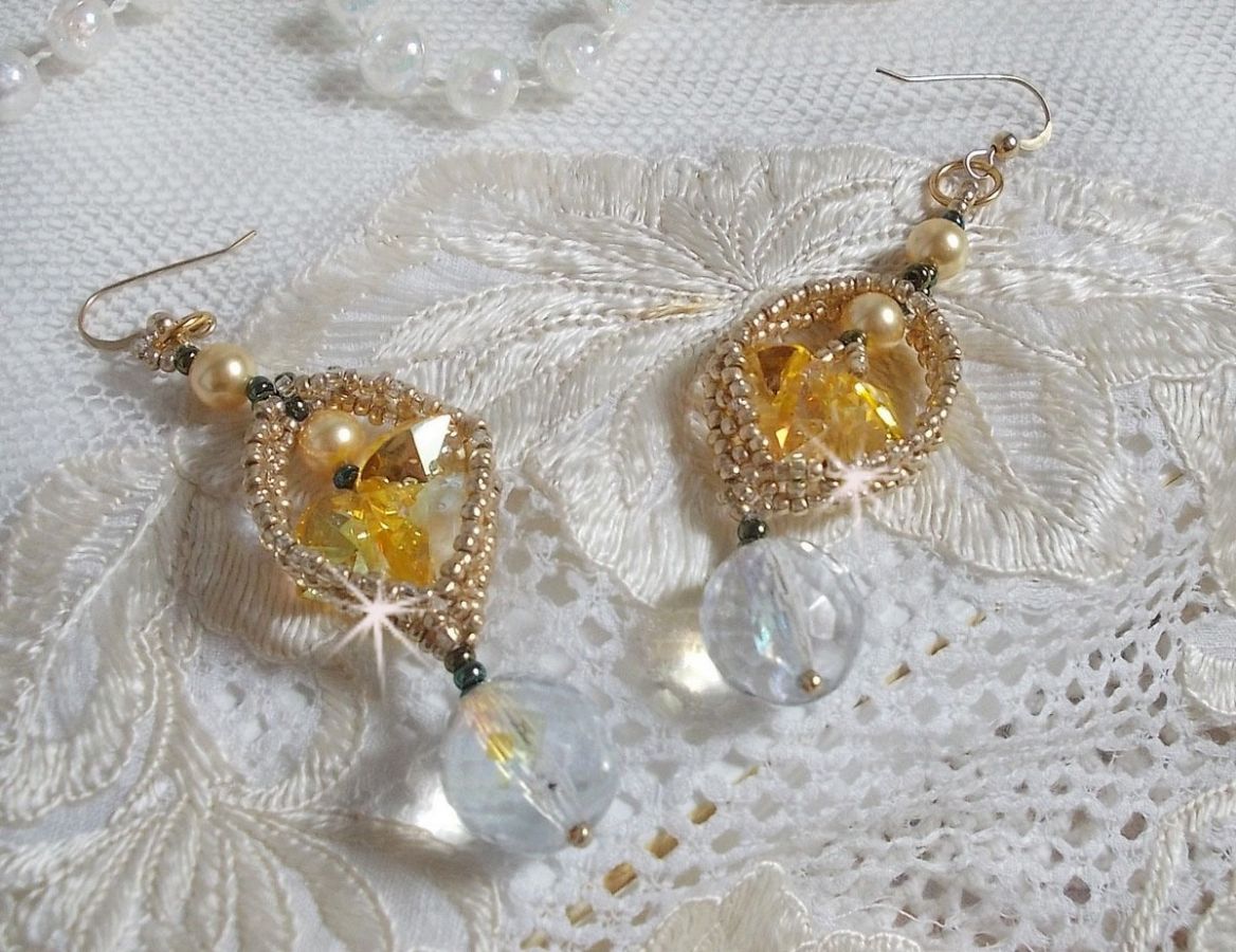 BO Bo'Soleil gemonteerd met Swarovski kristallen harten, gouden parels en 14 karaat gouden oorhaken.