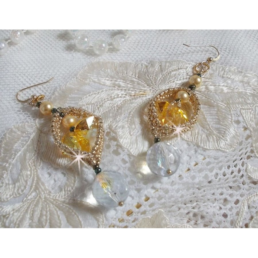 BO Bo'Soleil gemonteerd met Swarovski kristallen harten, gouden parels en 14 karaat gouden oorhaken.