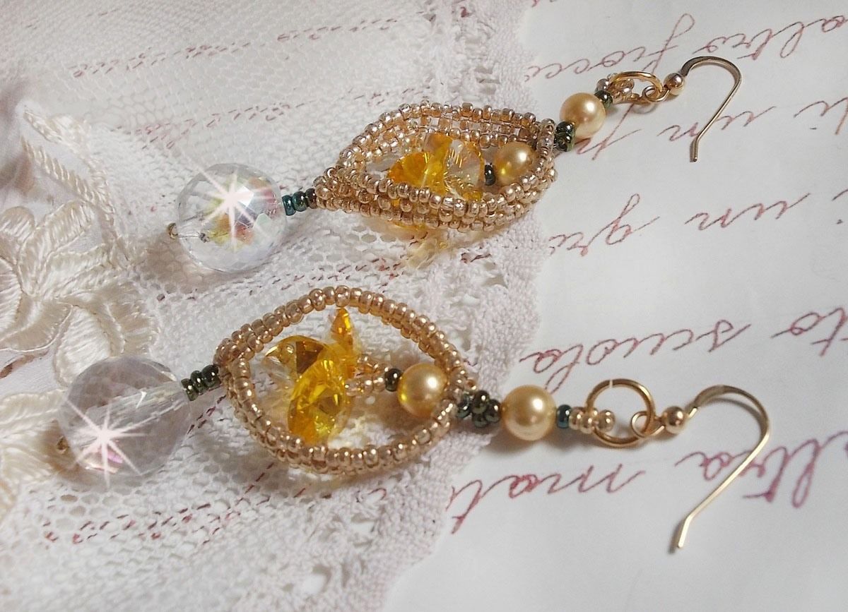 BO Bo'Soleil gemonteerd met Swarovski kristallen harten, gouden parels en 14 karaat gouden oorhaken.