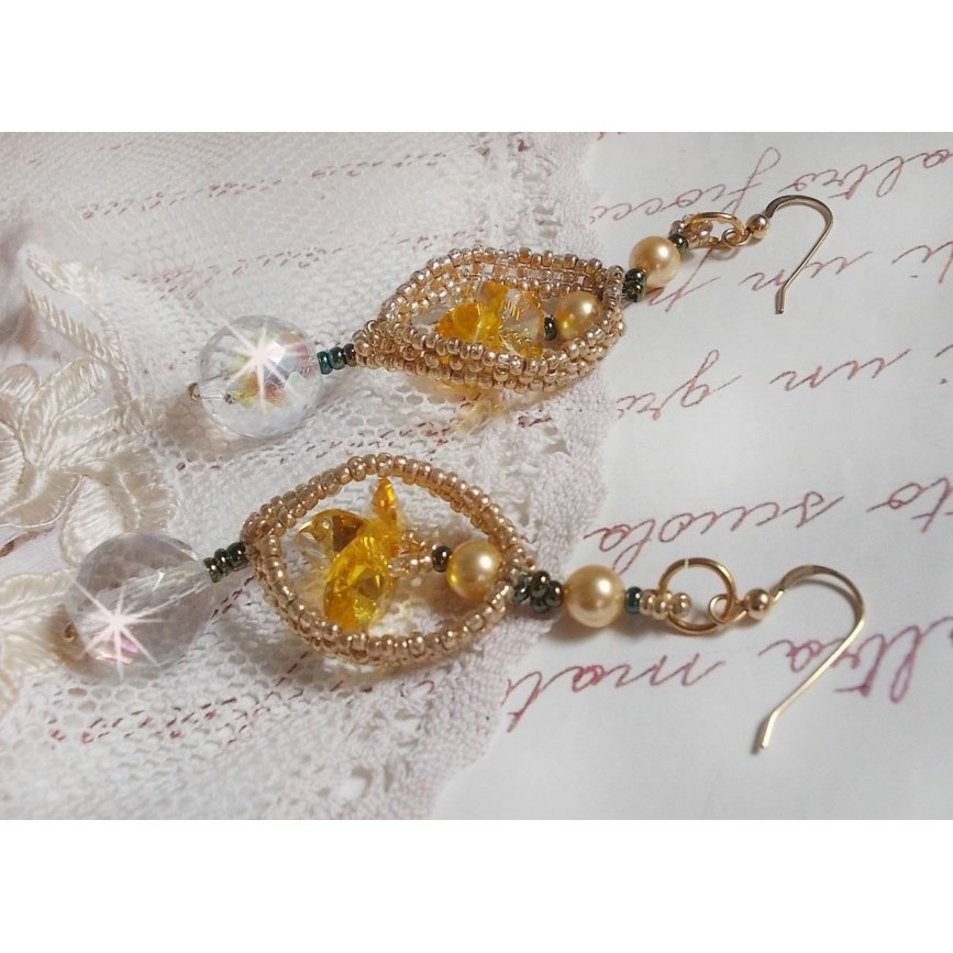 BO Bo'Soleil gemonteerd met Swarovski kristallen harten, gouden parels en 14 karaat gouden oorhaken.