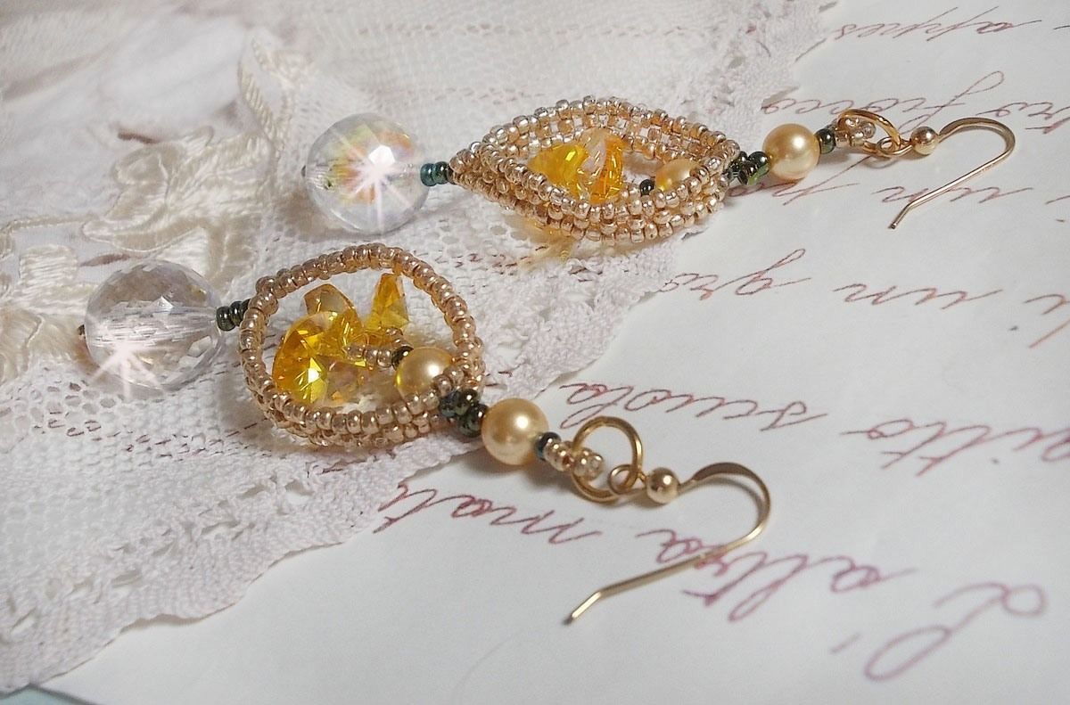 BO Bo'Soleil gemonteerd met Swarovski kristallen harten, gouden parels en 14 karaat gouden oorhaken.