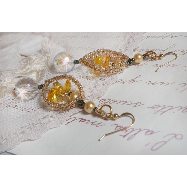 BO Bo'Soleil gemonteerd met Swarovski kristallen harten, gouden parels en 14 karaat gouden oorhaken.