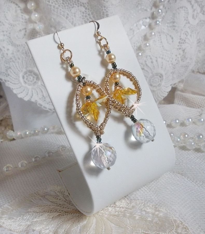 BO Bo'Soleil gemonteerd met Swarovski kristallen harten, gouden parels en 14 karaat gouden oorhaken.