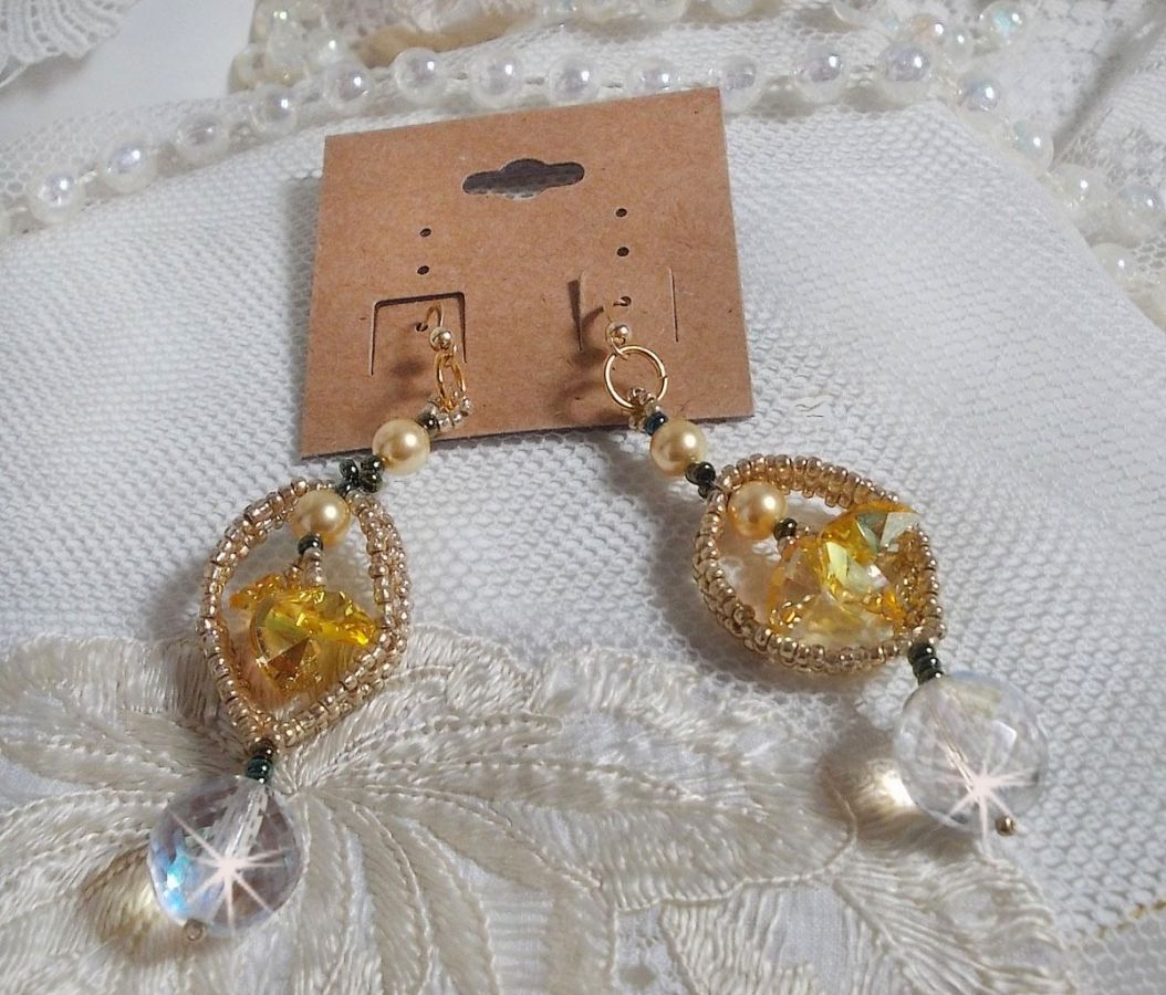 BO Bo'Soleil gemonteerd met Swarovski kristallen harten, gouden parels en 14 karaat gouden oorhaken.