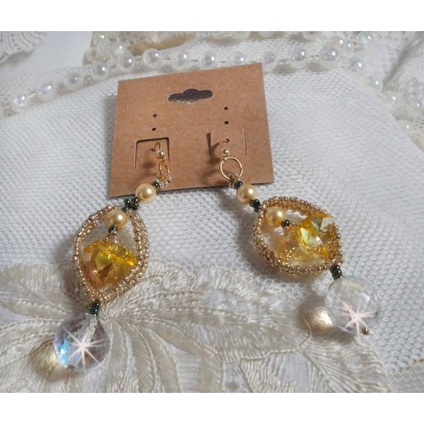 BO Bo'Soleil gemonteerd met Swarovski kristallen harten, gouden parels en 14 karaat gouden oorhaken.