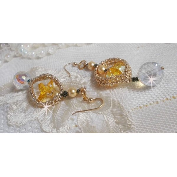 BO Bo'Soleil gemonteerd met Swarovski kristallen harten, gouden parels en 14 karaat gouden oorhaken.