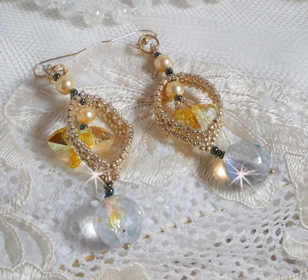 BO Bo'Soleil gemonteerd met Swarovski kristallen harten, gouden parels en 14 karaat gouden oorhaken.