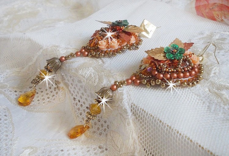 BO Souffle d'Automne chic Ethnic geborduurd met Swarovski kristallen, twee 1960's bohemian glas cabochons, hars rozen en zaad kralen
