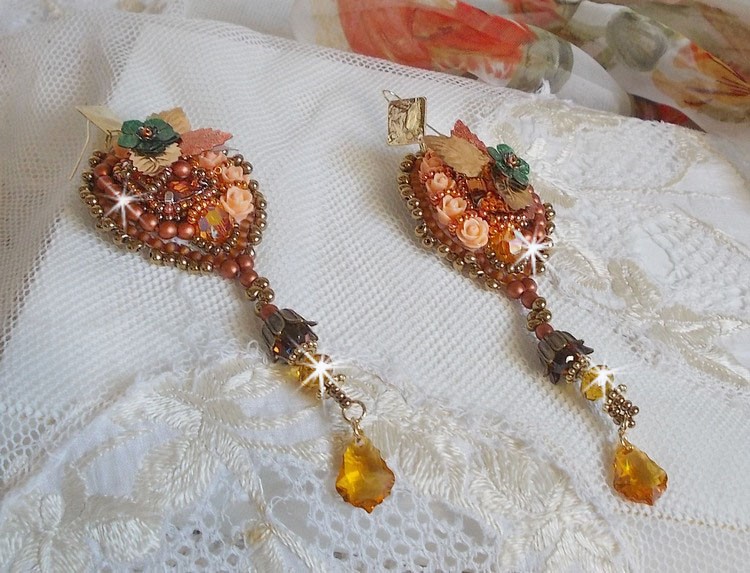 BO Souffle d'Automne chic Ethnic geborduurd met Swarovski kristallen, twee 1960's bohemian glas cabochons, hars rozen en zaad kralen