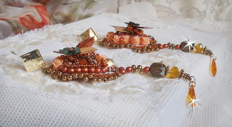 BO Souffle d'Automne chic Ethnic geborduurd met Swarovski kristallen, twee 1960's bohemian glas cabochons, hars rozen en zaad kralen