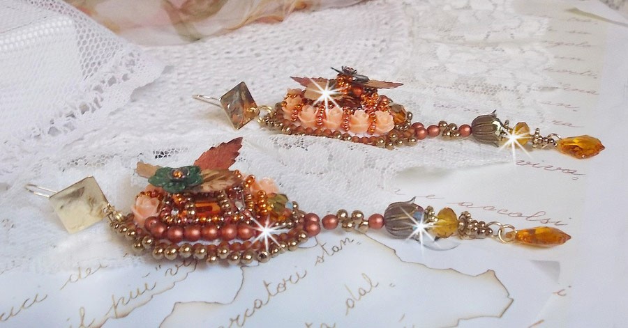 BO Souffle d'Automne chic Ethnic geborduurd met Swarovski kristallen, twee 1960's bohemian glas cabochons, hars rozen en zaad kralen
