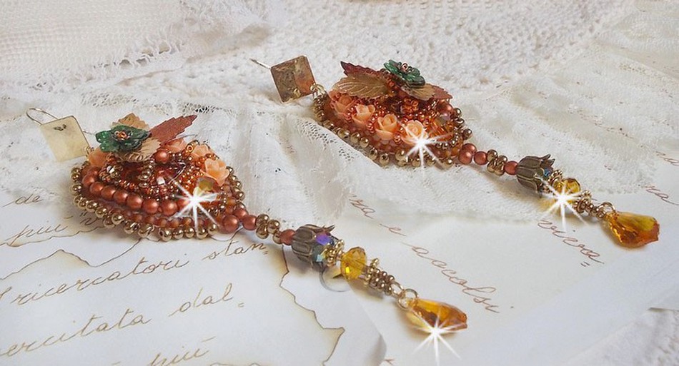 BO Souffle d'Automne chic Ethnic geborduurd met Swarovski kristallen, twee 1960's bohemian glas cabochons, hars rozen en zaad kralen