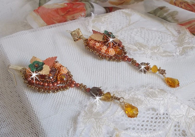 BO Souffle d'Automne chic Ethnic geborduurd met Swarovski kristallen, twee 1960's bohemian glas cabochons, hars rozen en zaad kralen