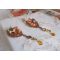 BO Souffle d'Automne chic Ethnic geborduurd met Swarovski kristallen, twee 1960's bohemian glas cabochons, hars rozen en zaad kralen